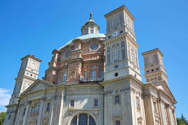 ピエモンテの晴れた夏の日にビコボルテ教会の聖域、イタリアの澄んだ青空 — ストック写真