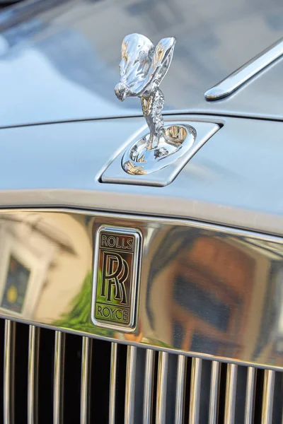 Rolls Royce estátua de carro de luxo cinza e logotipo em um dia de verão em Monte Carlo, Mônaco — Fotografia de Stock