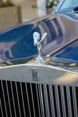 Rolls Royce lüks mavi araba, gümüş logo ve monte Carlo, Monako bir yaz gününde heykel detay