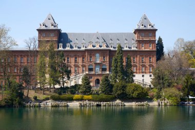 Valentino kale kırmızı tuğla cephe ve Po Nehri Piedmont, Turin, Italya