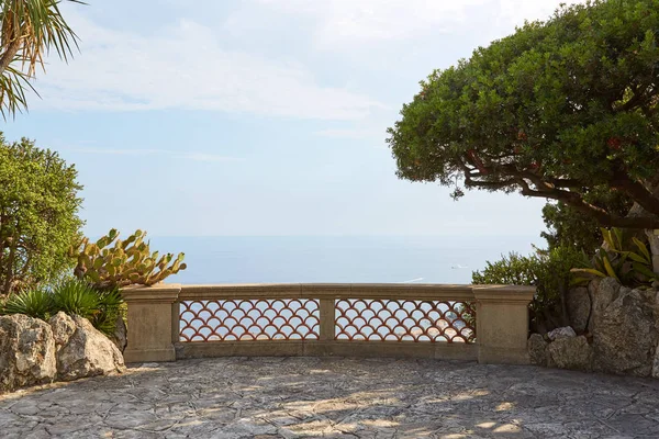 Le jardin exotique, terrasse jardin botanique avec vue sur la mer par une journée ensoleillée d'été à Monte Carlo, Monaco — Photo