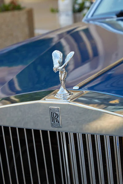 Rolls Royce luxe blauwe auto, zilveren logo en standbeeld detail in een zomerdag in Monte Carlo, Monaco — Stockfoto
