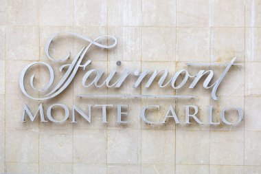 Yazın Monte Carlo, Monaco 'da Fairmont Oteli gümüş tabelası.