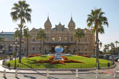 Monte Carlo, Monako güneşli bir yaz gününde Antik Casino binası