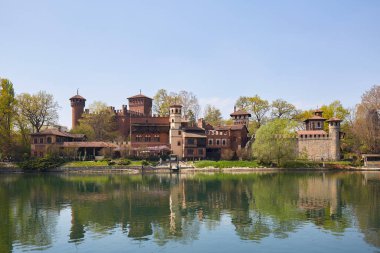 Borgo Medievale, ortaçağ köyü ve güneşli bir gün Po Nehri ile kale, Piedmont, Turin, Italya açık mavi gökyüzü