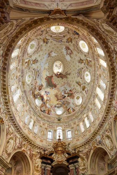 Heiligdom van Vicoforte elliptische barokke koepel uitzicht met fresco 's, verticale groothoek uitzicht in Piemonte, Italië — Stockfoto