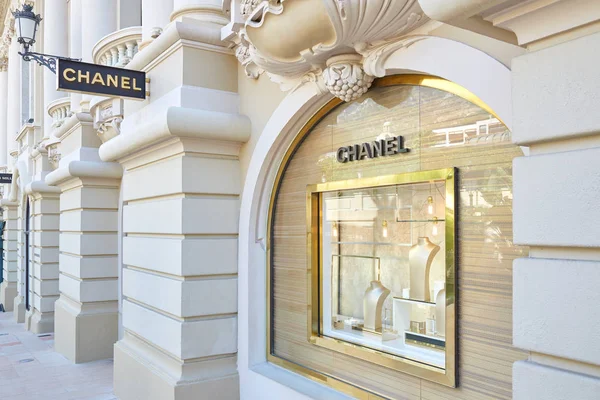 Chanel mode en sieraden luxe winkel leeg raam in Monte Carlo, Monaco — Stockfoto