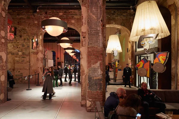 OGR, Officine Grandi Riparazioni Cafe interieur met mensen, 's avonds in Turijn, Italië — Stockfoto