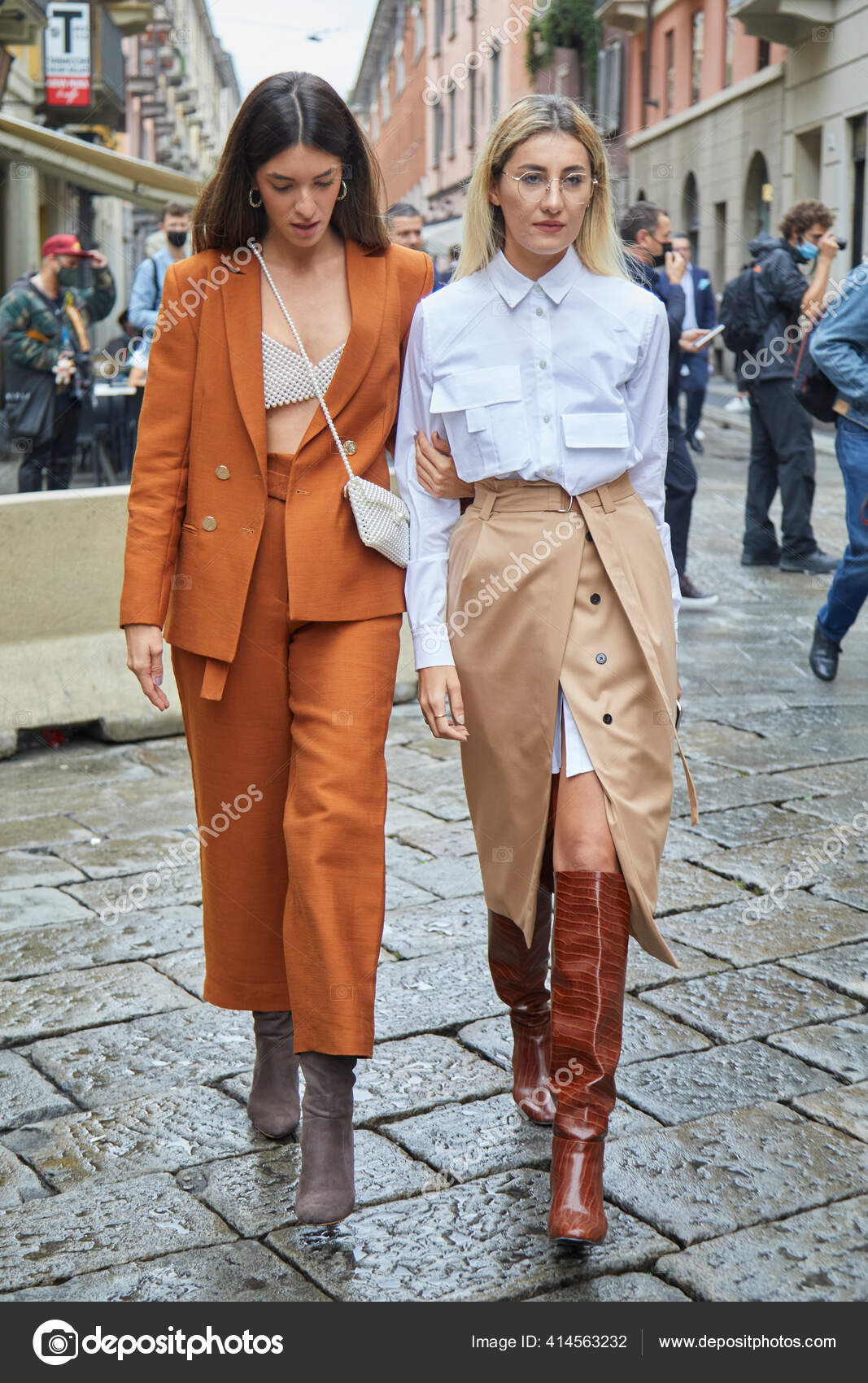 skam Som drag Milan Italien September 2020 Kvinder Med Orange Jakke Bukser Beige –  Redaktionelle stock-fotos © AndreaA. #414563232