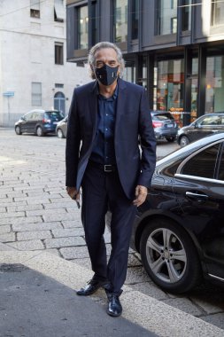 MILAN, İtalya - 27 Eylül 2020 SHI.RT defilesinden önceki adam, Milan Moda Haftası sokak stili