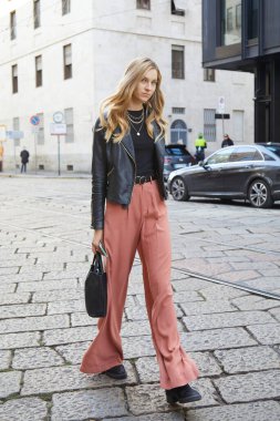 MILAN, İtalya - 27 Eylül 2020 SHI.RT defilesinden önce top model, Milan Moda Haftası tarzı