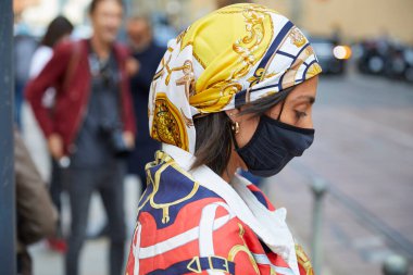 MILAN, İtalya - 26 Eylül 2020: Felsefe defilesinden önce Hermes ipek başörtülü kadın, Milan Moda Haftası tarzı