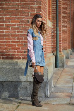 MILAN, İtalya - 26 Eylül 2020: Felsefe defilesinden önce Melissa Satta, Milano Moda Haftası tarzı