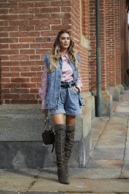 MILAN, İtalya - 26 Eylül 2020: Felsefe defilesinden önce Melissa Satta, Milano Moda Haftası tarzı