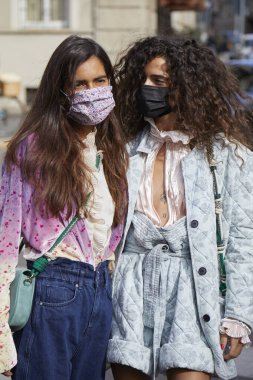 MILAN, İtalya - 26 Eylül 2020: Chiara Totire ve Chiara Scelsi Felsefe defilesinden önce, Milan Moda Haftası tarzı