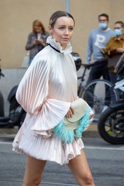 MILAN, İtalya - 26 Eylül 2020: Felsefe defilesinden önce Nataly Osmann, Milano Moda Haftası tarzı