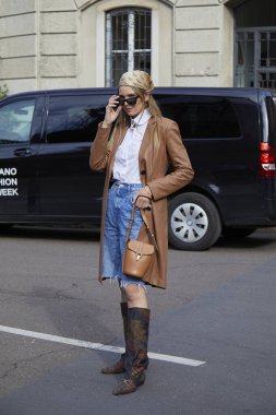 MILAN, İtalya - 26 Eylül 2020: Felsefe defilesinden önce kahverengi deri ceketli kadın, Milan Moda Haftası tarzı