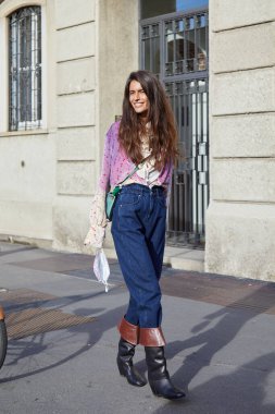 MILAN, İtalya - 26 Eylül 2020: Filozofi defilesinden önce Chiara Totire, Milano Moda Haftası tarzı