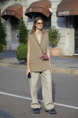 MILAN, İtalya - 26 Eylül 2020: Felsefe defilesinden önce bej ceketli kadın, Milan Moda Haftası tarzı