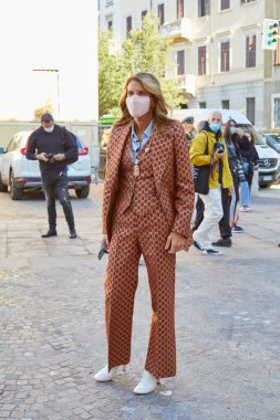 MILAN, İtalya - 26 Eylül 2020: Anna dello Russo Limanlar 1961 moda şovundan önce, Milan Moda Haftası tarzı