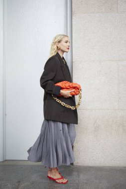 MILAN, İtalya - 25 Eylül 2020: Sportmax defilesinden önce Leonie Hanne, Milano Moda Haftası tarzı