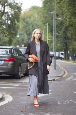 MILAN, İtalya - 25 Eylül 2020: Sportmax defilesinden önce Leonie Hanne, Milano Moda Haftası tarzı