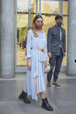 MILAN, İtalya - 25 Eylül 2020: Olivia Palermo Sportmax defilesinden önce, Milano Moda Haftası tarzı