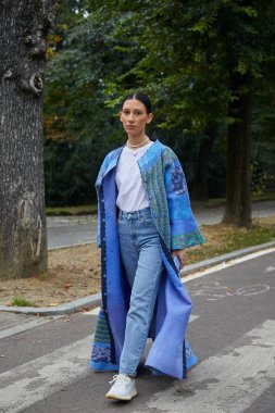 MILAN, İtalya - 25 Eylül 2020: Sportmax defilesinden önce çiçeklerle süslenmiş mavi ceketli kadın, Milan Moda Haftası tarzı