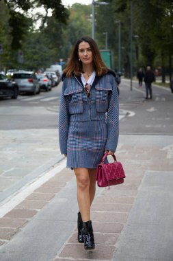 MILAN, İtalya - 25 Eylül 2020: Sportmax defilesinden önce Ludovica Sauer, Milano Moda Haftası