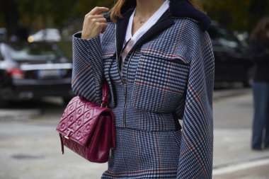 MILAN, İtalya - 25 Eylül 2020: Koyu kırmızı deri çantalı, kareli ceketli ve etekli kadın Sportmax defilesinden önce, Milan Moda Haftası tarzı