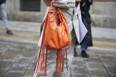 MİLAN, İTALYA 24 Eylül 2020: Max Mara moda defilesinden önce turuncu deri çantalı kadın, Milan Moda Haftası tarzı