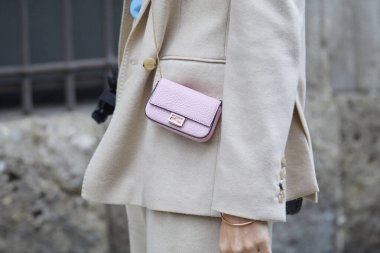 MILAN, İtalya - 24 Eylül 2020: Max Mara moda defilesinden önce pembe Fendi deri çantalı ve bej ceketli kadın, Milan Moda Haftası tarzı