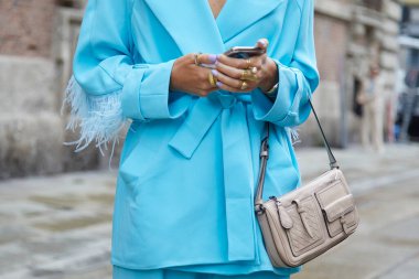 MILAN, İtalya - 24 Eylül 2020: Tüylü mavi ceketli kadın Max Mara moda defilesinden önce akıllı telefona bakıyordu, Milan Moda Haftası tarzı