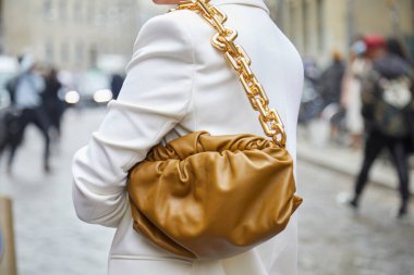 MİLAN, İTALYA 24 Eylül 2020: Bej rengi deri çantalı ve altın zincirli kadın Max Mara moda defilesinden önce, Milan Moda Haftası tarzı