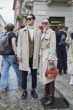MILAN, İtalya - 24 Eylül 2020: Max Mara moda defilesinden önce bej ceketli kadın ve erkek, Milan Moda Haftası tarzı