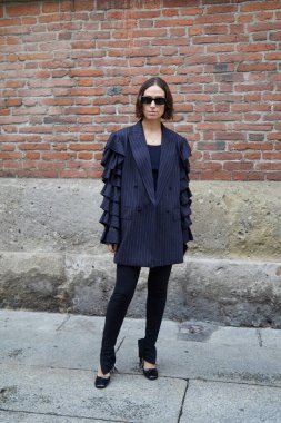 MİLAN, İtalya - 24 Eylül 2020: Max Mara moda defilesinden önce Erika Boldrin, Milano Moda Haftası tarzı