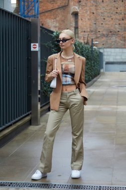 MILAN, İtalya - 24 Eylül 2020: Max Mara moda defilesinden önce bej ceketli ve güneş gözlüklü kadın, Milan Moda Haftası tarzı