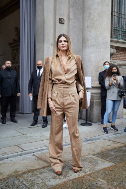 MİLAN, İTALYA 24 Eylül 2020: Bianca Brandolini d 'Adda Max Mara defilesinden önce, Milan Moda Haftası tarzı