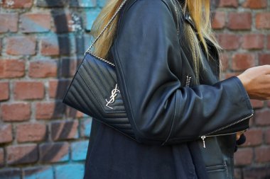 MİLAN, İTALYA 23 Eylül 2020: Fendi moda defilesinden önce Yves Saint Laurent marka siyah deri ceketli kadın, Milan Moda Haftası tarzı