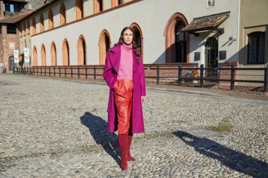 MİLAN, İTALYA 23 Eylül 2020: Anna Cleveland Alberta Ferretti moda defilesinden önce, Milan Moda Haftası tarzı