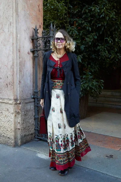 Милан Италия Сентября 2020 Женщина Черном Пальто Красно Белом Платье — стоковое фото