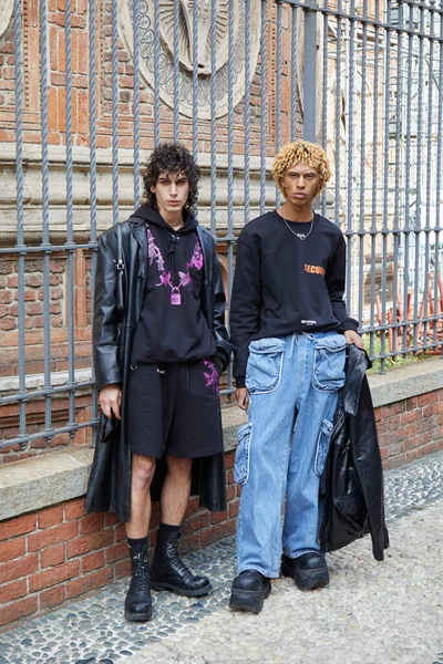 Milan Italy September 2020 Чоловіки Одязі Помпезним Одягом Перед Показом — стокове фото