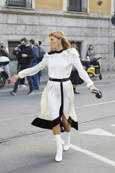 MILAN, İtalya - 26 Eylül 2020: Felsefe defilesinden önce Anna dello Russo, Milano Moda Haftası tarzı