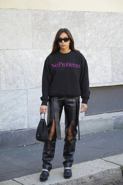 Милан Италия Сентября 2020 Женщина Черных Кожаных Брюках Показа Мод — стоковое фото