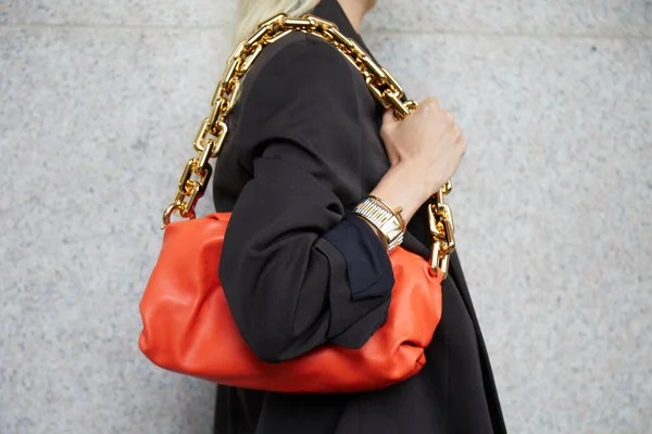 Milan Itálie 2020 Žena Oranžovou Koženou Taškou Zlatým Řetízkem Před — Stock fotografie