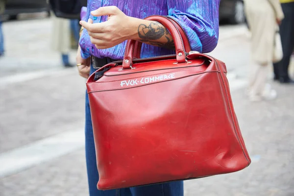 Milão Itália Setembro 2020 Homem Com Bolsa Couro Vermelho Calças — Fotografia de Stock