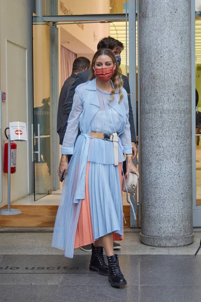 MILAN, İtalya - 25 Eylül 2020: Olivia Palermo Sportmax defilesinden önce, Milano Moda Haftası tarzı