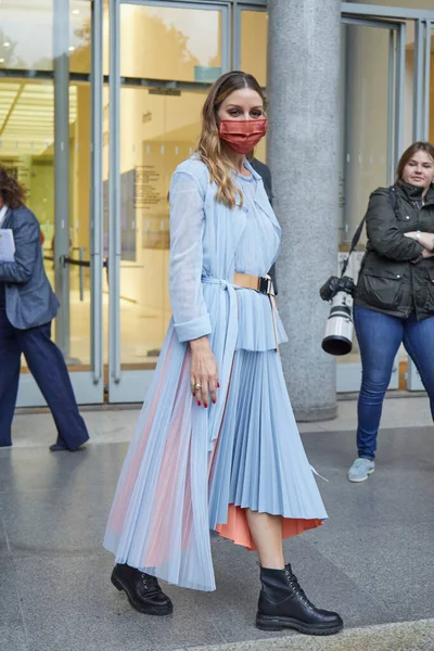 MILAN, İtalya - 25 Eylül 2020: Olivia Palermo Sportmax defilesinden önce, Milano Moda Haftası tarzı
