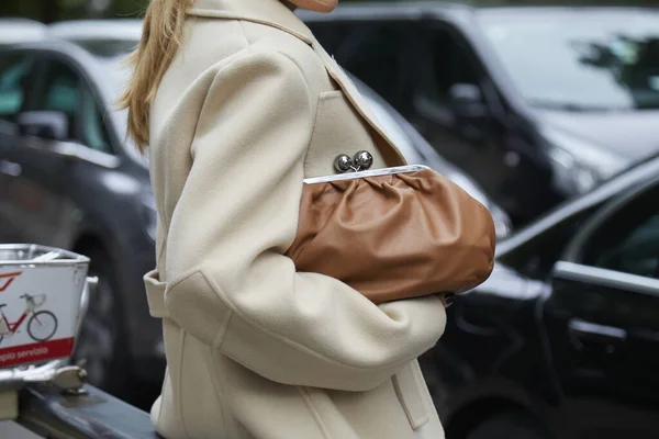 Milan Talya Eylül 2020 Bej Rengi Deri Çantalı Ceketli Kadın — Stok fotoğraf