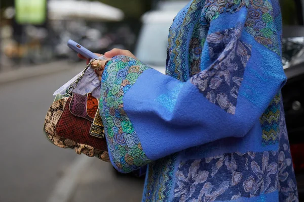 Milan Italië September 2020 Vrouw Met Blauw Jasje Met Bloemmotief — Stockfoto